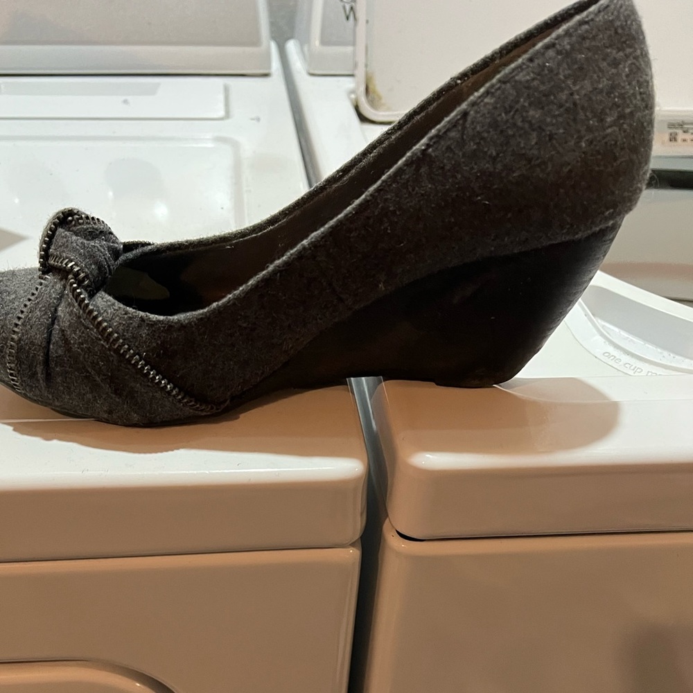Cute gray wedges with rounded toe and zipper knot detail.